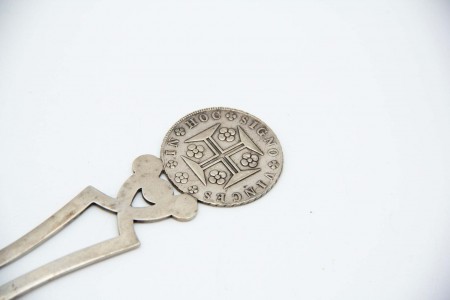 Abre cartas em prata recortada na lâmina, com moeda de 400 reis de D. João VI